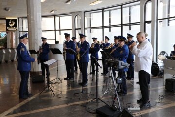 До дня ЗСУ на одній зі столичних станцій зіграв військовий оркестр НГУ