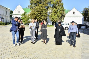 Перша леді Сербія Тамара Вучич відвідала «Києво-Печерську лавру» — екскурсію провів Архімандрит ПЦУ