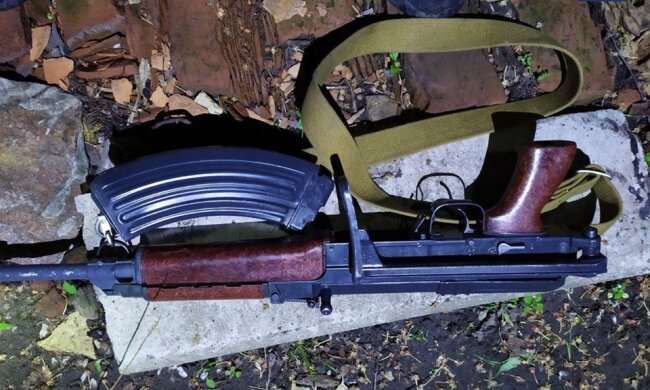 Зі зброєю та купою грошей: в Дарниці затримали юнака, який пограбував продмаг