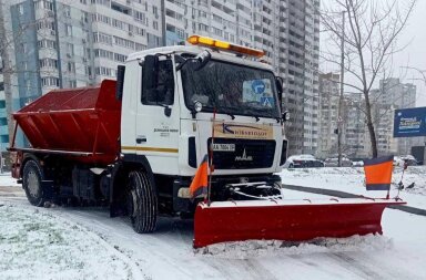 Сніговий наступ на Київ: на дорогах вже понад 200 машин спецтехніки