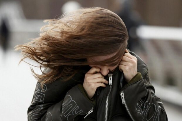 Сильний вітер та ожеледиця: у Києві оголосили штормове попередження