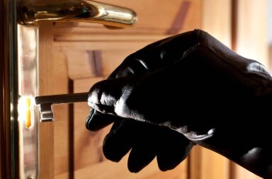 У Києві банда підстерегла та обікрала пенсіонерку на 750 тисяч грн!