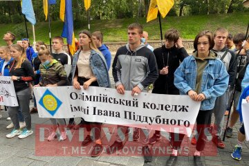 Не дамо перетворити Україну в лукашенківську Білорусь: під Кабмін вийшли побиті студенти коледжу Піддубного