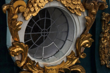 У Києві вітер вибив вікно у куполі Андріївської церкви
