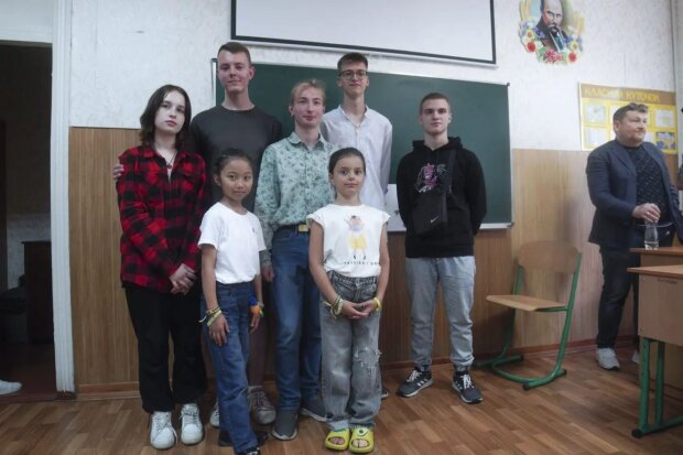 Бучу на Київщині відвідала 10-річна волонтерка з Японії