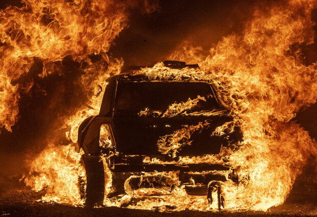У Києві водій вирішив оригінально розігріти машину та спалив її вщент
