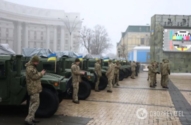 У Києві на Михайлівській площі помітили військову техніку