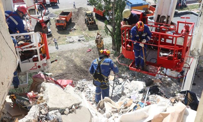 Вибух на Позняках: під завалами у будинку шукають ще двох людей