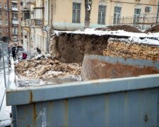 У центрі Києва стався обвал стіни, загинула людина