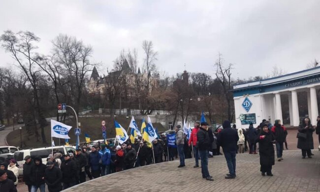 Дальнобійники на фурах мітингують під Кабміном (відео)