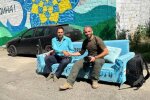 Легендарний синій диван з Тернополя приїхав до Києва