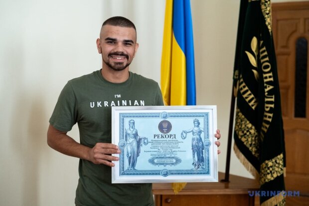 У Києві — новий рекорд: наймолодший українець, який отримав найбільшу кількість дипломів про вищу освіту в Україні