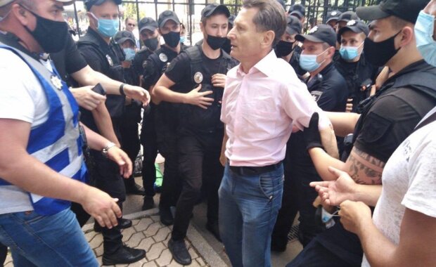 Заламували руки та забирали намети: в Києві поліція поштовхалась с гірниками (фото, відео)