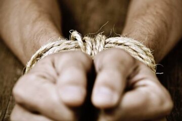 Звірі в погонах: СБУ оголосила підозру наглядачу окупаційної тюрми, який особисто катував полонених ЗСУ