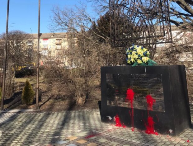 Не вперше. У Києві вандали облили фарбою пам’ятник воїнам АТО