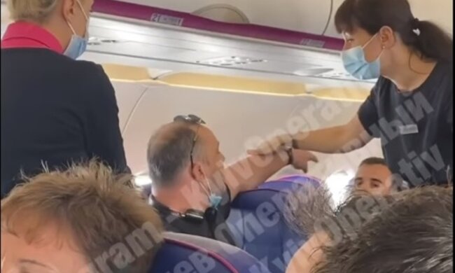 В літаку до Києва пасажир скандалив всю дорогу. По прильоту весь салон аплодував появі поліції (відео)