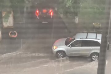 Машини у воді: дощ в столиці позаливав вулиці (відео)