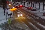 Не загальмував через ожеледицю: у Києві авто знесло людину на переході (відео)