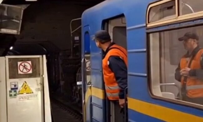 У Києві тимчасово закривали три станції “зеленої” гілки метро — наразі все працює