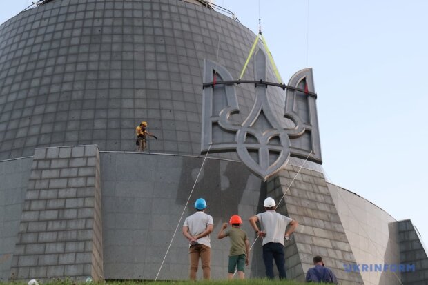 У Києві на «Батьківщину-мати» встановлюють Тризуб - підняли на 24 метра