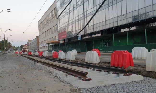 У суботу і неділю три трамваї курсуватимуть зі змінами через ремонт колії на вулиці Кирилівській