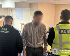 У Києві затримали ділягу, який "допомагав" перереєструвати авто без черги