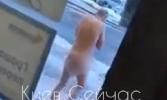 У Києві на Оболоні перехожі помітили голого чоловіка (відео)