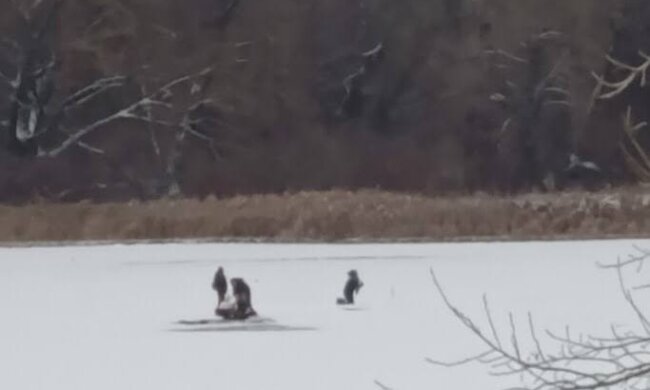 Жах на льоду в Києві: на Оболоні ледь не загинув рибалка