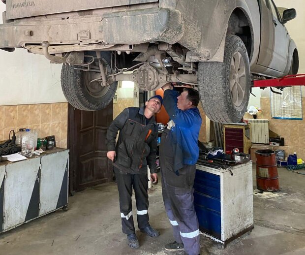 Київські волонтери ремонтують автівки для ЗСУ
