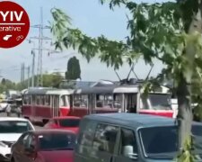 У Києві трамвай зійшов з рейок і заблокував рух (відео)