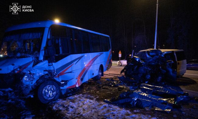 На столичному шосе зіткнулись автобус та мінівен - є загиблі