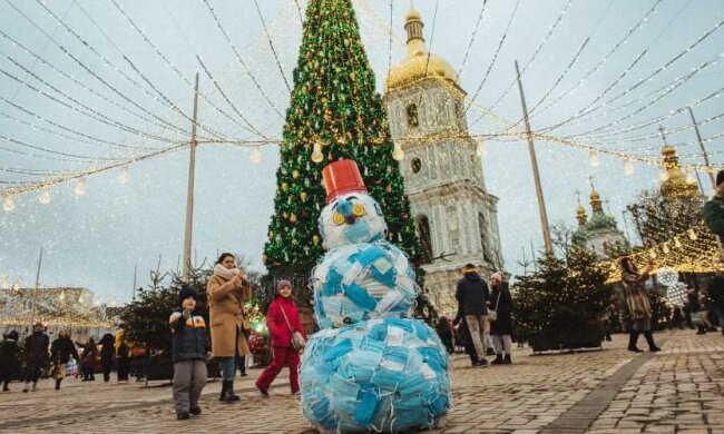 У Києві з’явився сніговик з медичних масок