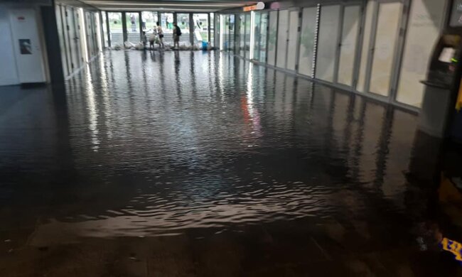 Потоп у Києві після потужної зливи: затоплену станцію метро рятували швабрами