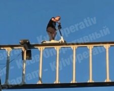 Молодий киянин проїхав на самокаті по вершині Пішохідного моста (відео)