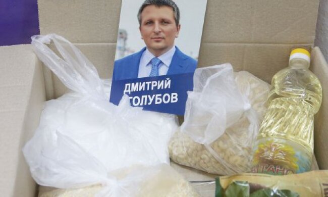 Кандидати дарують виборцям таблетки і речі з секонд-хенду