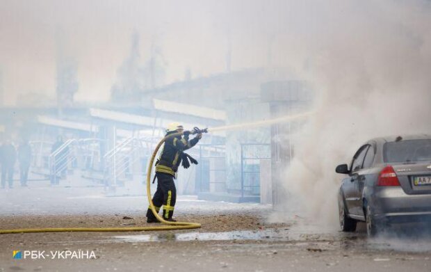 У Києві на заводі загорілася вантажівка: водій отримав численні опіки