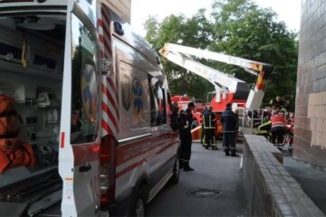 У Києві чоловік стрибнув з 5 поверху і вижив, а потім “відбивався” від допомоги (відео)