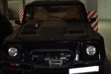 У Києві на парковці знайшли покинутим рідкісний позашляховик Lamborghini LM002, що припадає пилом