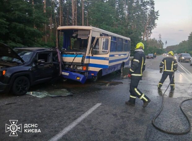 У Києві сталась аварія за участі маршрутки та легковика, постраждали люди