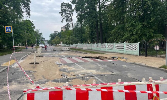 У Києві перекрили вулицю, причина - аварія на водопроводі