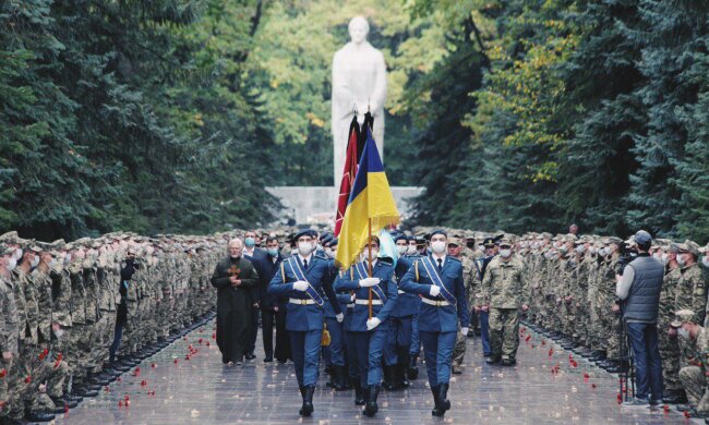 Авіакатастрофа під Чугуєвим: в Харкові поховали з військовими почестями загиблого курсанта
