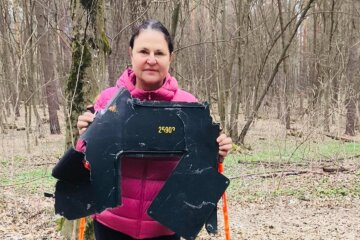Замість пролісків — уламки дрона: Посол ЄС показала жахливу знахідку в київському лісі