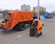 Купи сміття на зупинках столиці: комунальники звинувачують власників МАФів