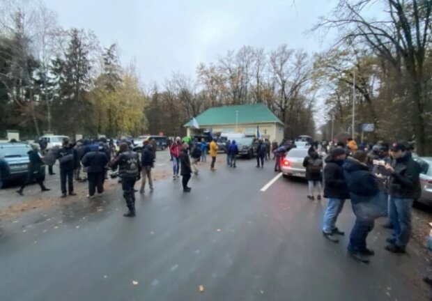 Зеленському в «Феофанію» в знак протесту привезли асфальт і шини