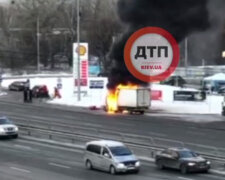 Вибухнув газ: у Києві на Столичному шосе згоріла вантажівка (відео)