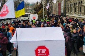 Під Нацбанком протестувальники отримали від поліції стусанів  (відео)