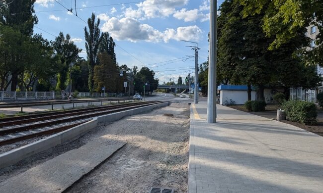 Під час ремонту вулиці Кирилівської в Києві облаштовують першу зупинку трамвая віденського типу