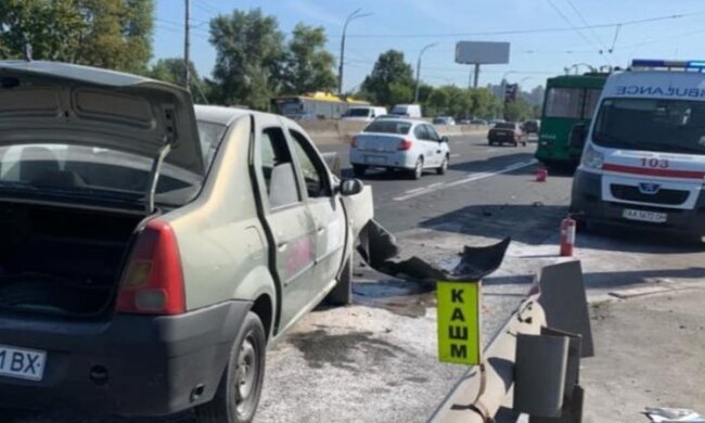 У Києві автомобіль служби таксі Uber врізався у тролейбус і загорівся