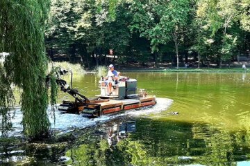 Оріхуватські водойми в Голосієво розчистила машина-амфібія (фото)