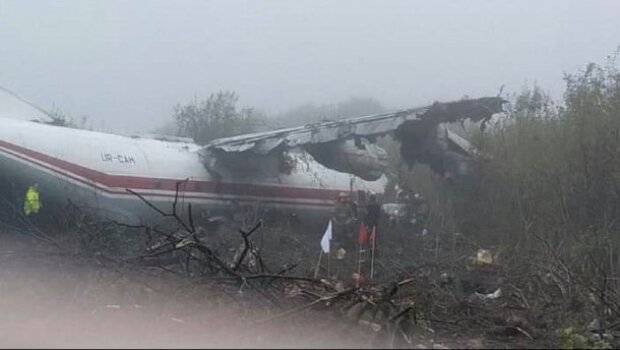 На Львівщині впав вантажний літак (фото аварії)